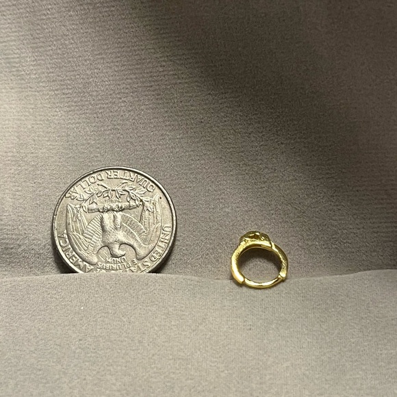 Tiny handcuff earring - gold plated. Perfect for cartilage piercing - Picture 3 of 4